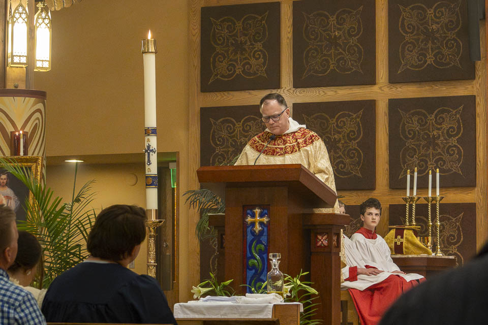 2026-StMary-EasterVigil (46 of 215).jpg